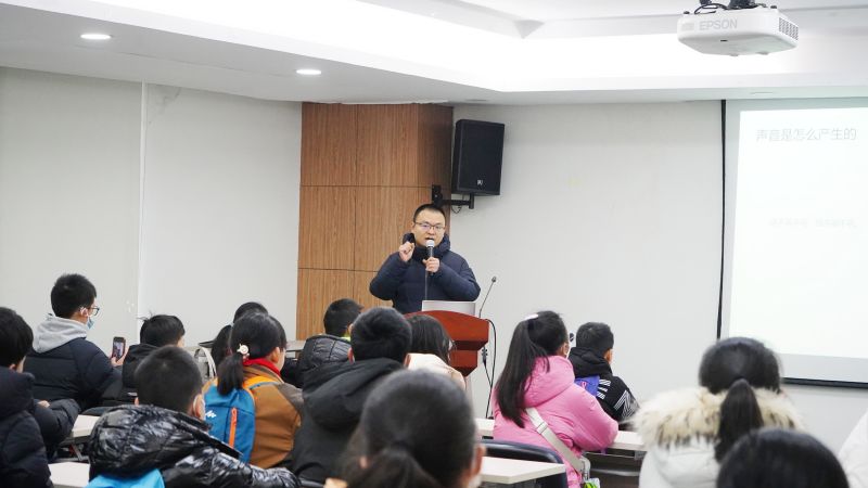 講座中,聲學專家辜磊與學生們進行互動交流