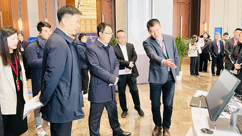 全球首款搭載清聽聲學聚音屏技術的AI PC